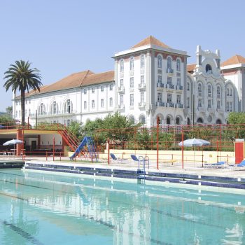 Fachada com piscina - Pedro Mendes